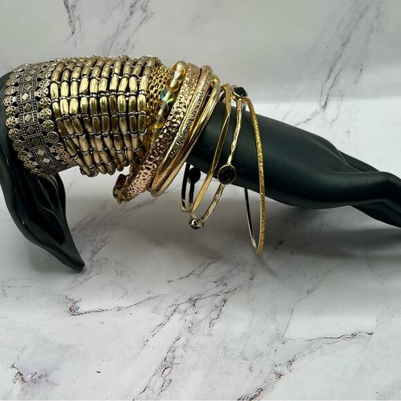 10 assorted style gold tone bracelets - Picture 2 of 12